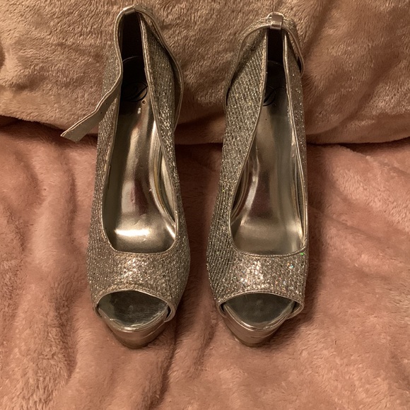 Silver Heels - Picture 2 of 8